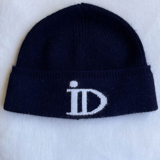 Le bonnet ABYSSE IDA DEGLIAME existe en 7 coloris : Nude logo écru, Écru logo camel, Marine logo écru, Noir logo écru, Noir logo camel, Noir logo kaki, Noir logo gris anthracite.