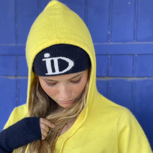 Bonnet Abysse IDA DEGLIAME marine et écru peut s'associer au pull Hoodie Chéri pour un look urbain