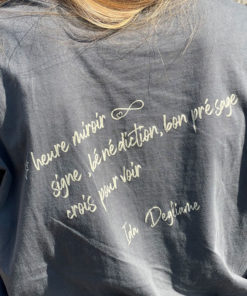 Signe, bénédiction, bon présage, crois pour voir, voilà la promesse du tee-shirt Merci 10h10, collection heure miroir IDA DEGLIAME