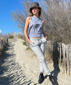 Le jogging fit PROTECTION, collection heure miroir IDA DEGLIAME est très urbain et facile à accessoiriser. Existe en gris chiné ou noir. Taille S ou taille M.