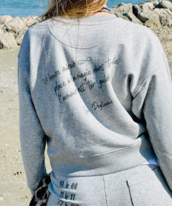 Le sweat-shirt Bonheur 22h22, collection heure miroir IDA DEGLIAME a une forme crop top.