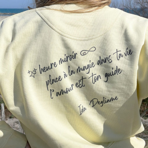 Avec le sweat-shirt Bonheur 22h22, IDA DEGLIAME, place à la magie des heures miroir dans votre vie