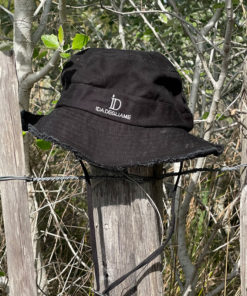 Le chapeau WILD IDA DEGLIAME a la forme d’un bob. Avec son style urbain il vous donnera l’allure d’une aventurière. Existe en noir avec deux broderies différentes