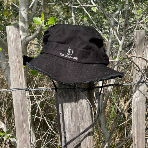 Le chapeau WILD IDA DEGLIAME a la forme d’un bob. Avec son style urbain il vous donnera l’allure d’une aventurière. Existe en noir avec deux broderies différentes