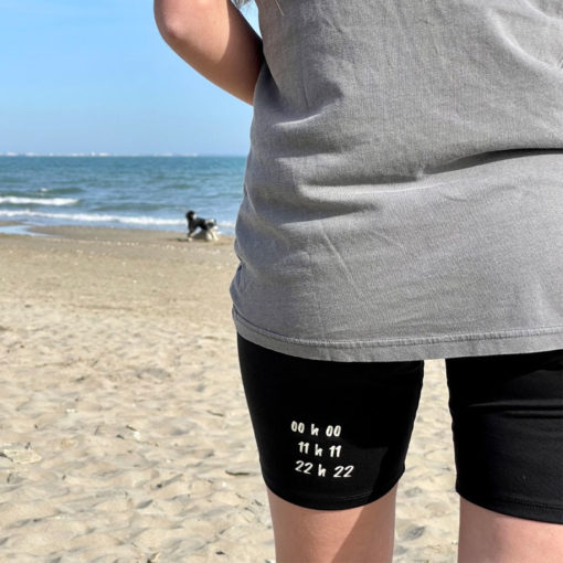 Le cycliste ÉNERGIE, collection heure miroir IDA DEGLIAME est taille haute et se mariera parfaitement avec tous vos petits hauts ! Existe en noir, taille S ou M