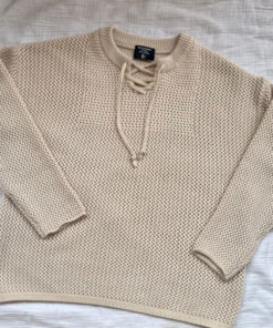 Le pull Mon Homme IDA DEGLIAME est un pull over size en crochet, très chic et décontracté. Existe en noir, beige et gris souris