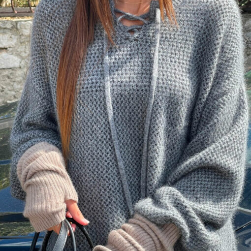 Tel un compagnon de vie, le pull Mon Homme gris vous accompagnera tout l’hiver.