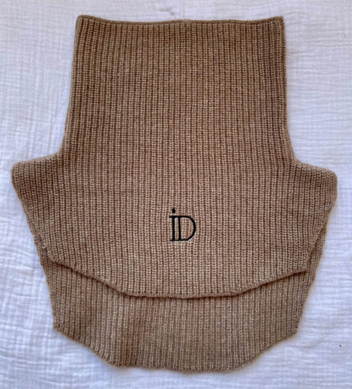 Le col chic ida degliame se compose de 80 % cachemire 15% laine 5 % viscose.