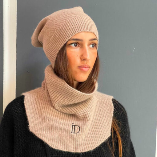 cet hiver on opte pour le col chic ida degliame couleur camel à porter avec le bonnet anita