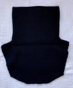 Le col chic ida degliame mesure 36 cm devant, 30cm derrière. Largeur totale 34 cm.