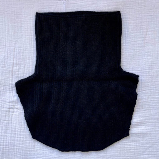 Le col chic ida degliame mesure 36 cm devant, 30cm derrière. Largeur totale 34 cm.