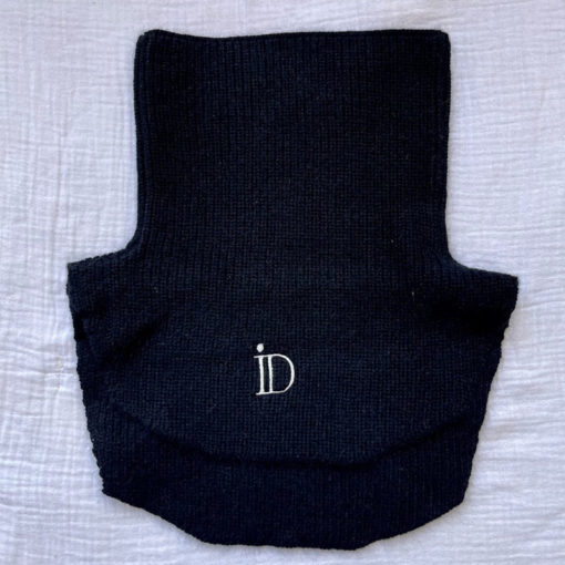 Le Col Chic IDA DEGLIAME, comme son nom l’indique est chic, facile à porter quelles que soient vos activités. Taille unique / unisexe. Camel et Noir