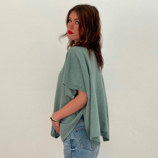 le poncho 4 saisons IDA DEGLIAME existe en eucalyptus et vous accompagne à chaque saisons