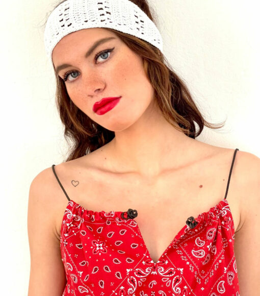 La robe st tropez ida degliame se place grâce à son lien coulissant en cuir noir.