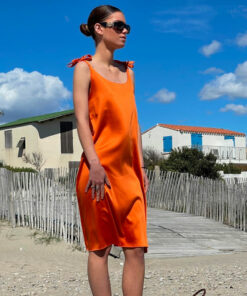 La robe Paris IDA DEGLIAME sera la pièce majeure de votre été. 100% satin italien. Taille unique. Existe en ivoire, kaki ou orange.