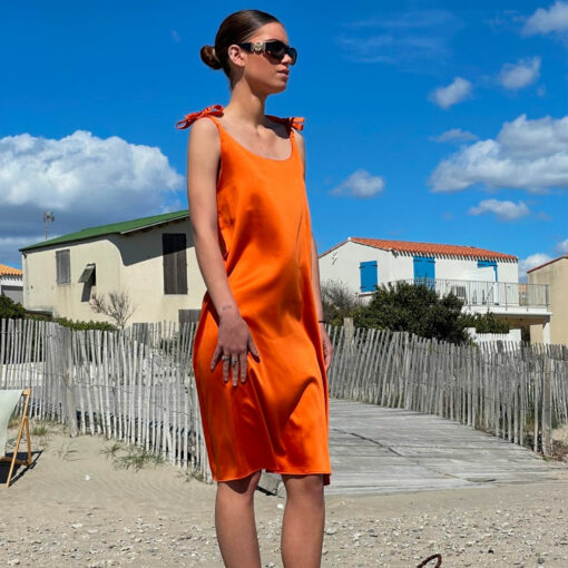 La robe Paris IDA DEGLIAME sera la pièce majeure de votre été. 100% satin italien. Taille unique. Existe en ivoire, kaki ou orange.