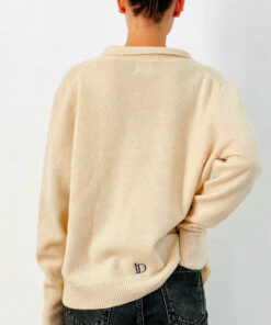 Le pull BFF IDA DEGLIAME se porte en toutes circonstances, tout l'hiver avec son détail chic en bas du dos