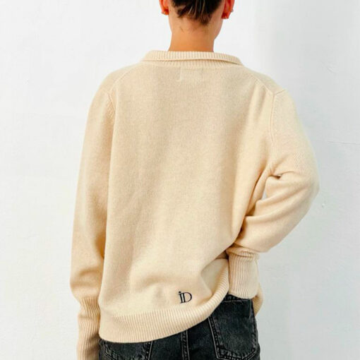 Le pull BFF IDA DEGLIAME se porte en toutes circonstances, tout l'hiver avec son détail chic en bas du dos