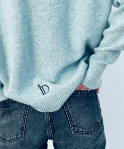 On aime le détail en bas du dos du pull BFF IDA DEGLIAME, noir sur gris