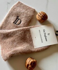Douces et chaudes, les chaussettes MES CHOUCHOU IDA DEGLIAME en angora couleur noix apporteront confort et chaleur à vos pieds tout l'hiver.