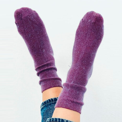 Les chaussettes mes chouchous IDA DEGLIAME sont composées de 36,6 % nylon / 16,4 % viscose / 15,9 % angora / 15,2 % polyester / 14,9 % laine / 1 % elastane.