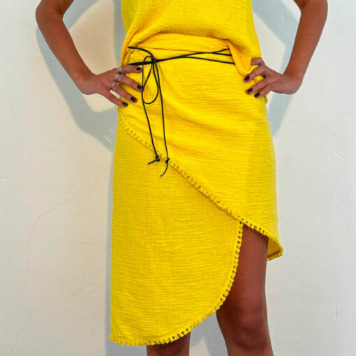 Possibilité de mixer la jupe paréo SANTORIN jaune avec le top SAINT BARTH jaune de la collection sauvage IDA DEGLIAME.