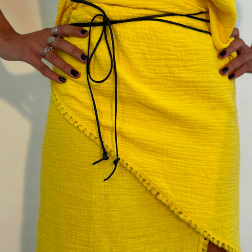 La jupe paréo SANTORIN couleur jaune de la collection sauvage IDA DEGLIAME est en forme triangle
