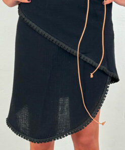 Toute l'élégance de la jupe SANTORIN IDA DEGLIAME est dans sa coupe et son lien de cuir amovible.