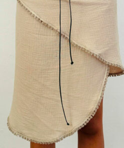 La jupe paréo SANTORIN couleur sable de la collection sauvage IDA DEGLIAME est en forme triangle
