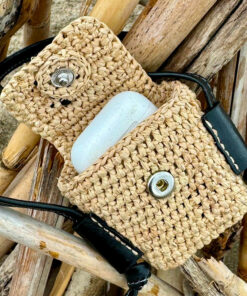La nano pochette AirPod KARINE IDA DEGLIAME accompagnera utilement votre été que cela soit pour mettre vos air pod ou encore de la monnaie.