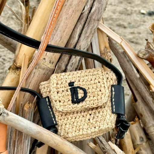 La nano pochette AirPod KARINE IDA DEGLIAME, existe en raphia et cuir noir
