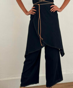 Le pantalon IBIZA de la collection sauvage IDA DEGLIAME couleur noir peut se mixer avec la robe tulum