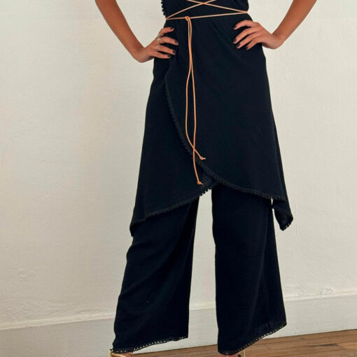 Le pantalon IBIZA de la collection sauvage IDA DEGLIAME couleur noir peut se mixer avec la robe tulum