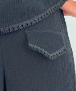 Le pantalon IBIZA de la collection sauvage IDA DEGLIAME couleur noir, a de jolies finitions