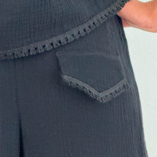 Le pantalon IBIZA de la collection sauvage IDA DEGLIAME couleur noir, a de jolies finitions