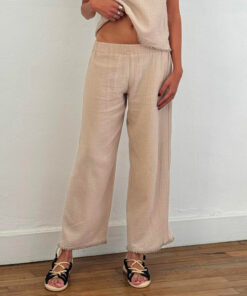 Le pantalon IBIZA de la collection sauvage IDA DEGLIAME est un pantalon taille basse, avec un élastique à la taille. Taille unique, coloris noir, jaune et sable