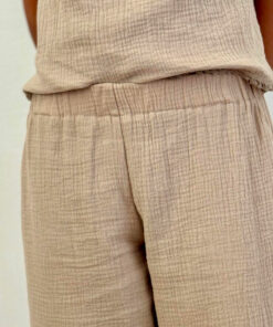 Le pantalon IBIZA de la collection sauvage IDA DEGLIAME est un pantalon taille basse, avec un élastique à la taille.
