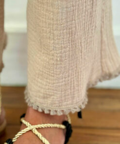 Le pantalon IBIZA de la collection sauvage IDA DEGLIAME couleur sable à de jolies finitions