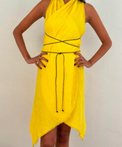 La robe paréo TULUM de la collection sauvage IDA DEGLIAME est réglable grâce à ses liens de cuir.
