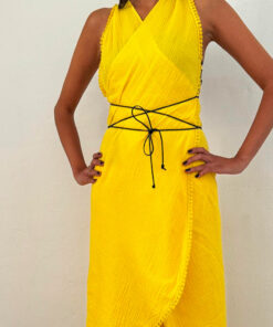La robe paréo TULUM de la collection sauvage IDA DEGLIAME couleur jaune s'adapte à toutes les morphologies grâce à ses liens de cuirs