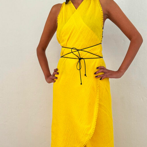 La robe paréo TULUM de la collection sauvage IDA DEGLIAME couleur jaune s'adapte à toutes les morphologies grâce à ses liens de cuirs