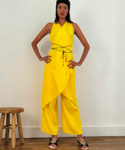 La robe paréo TULUM de la collection sauvage IDA DEGLIAME jaune peut être portée sur le pantalon IBIZA jaune