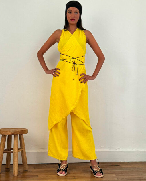 La robe paréo TULUM de la collection sauvage IDA DEGLIAME jaune peut être portée sur le pantalon IBIZA jaune