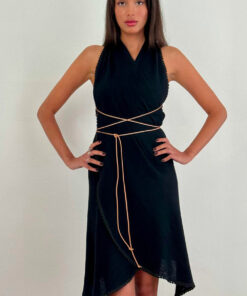 La robe paréo TULUM de la collection sauvage IDA DEGLIAME couleur noir est réglable grâce à ses liens de cuir.