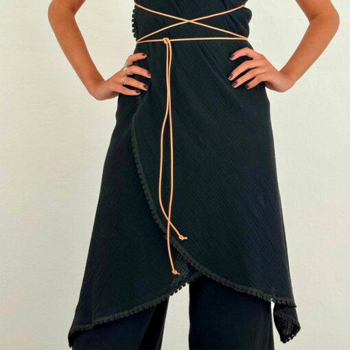 La robe paréo TULUM de la collection sauvage IDA DEGLIAME couleur noir vous offrira un look chic, décontracté et bohème