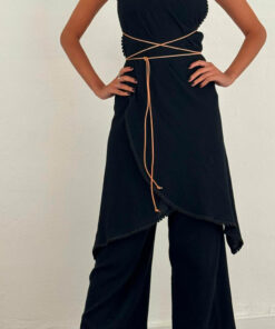 La robe paréo TULUM de la collection sauvage IDA DEGLIAME noir peut être portée sur le pantalon IBIZA noir