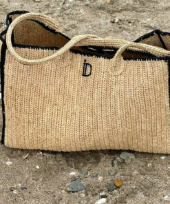 Le grand cabas avec pochette JUJU IDA DEGLIAME existe en Raphia naturel et noir.