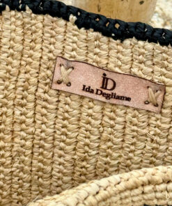 Le grand cabas avec pochette JUJU IDA DEGLIAME est fait main à Madagascar.