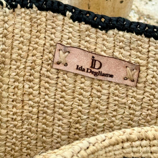Le grand cabas avec pochette JUJU IDA DEGLIAME est fait main à Madagascar.