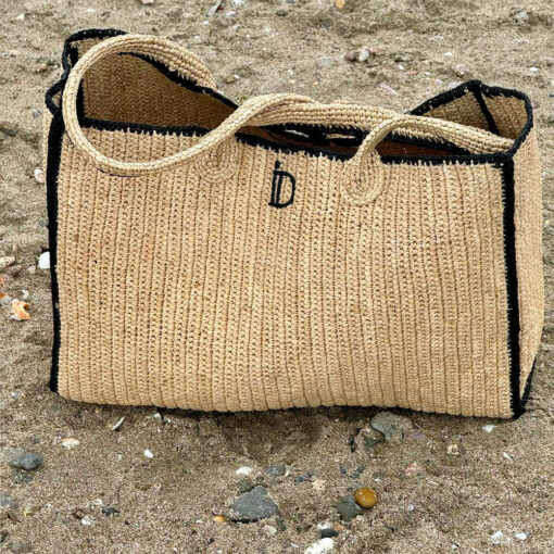 Le grand cabas avec pochette JUJU IDA DEGLIAME existe en Raphia naturel et noir.